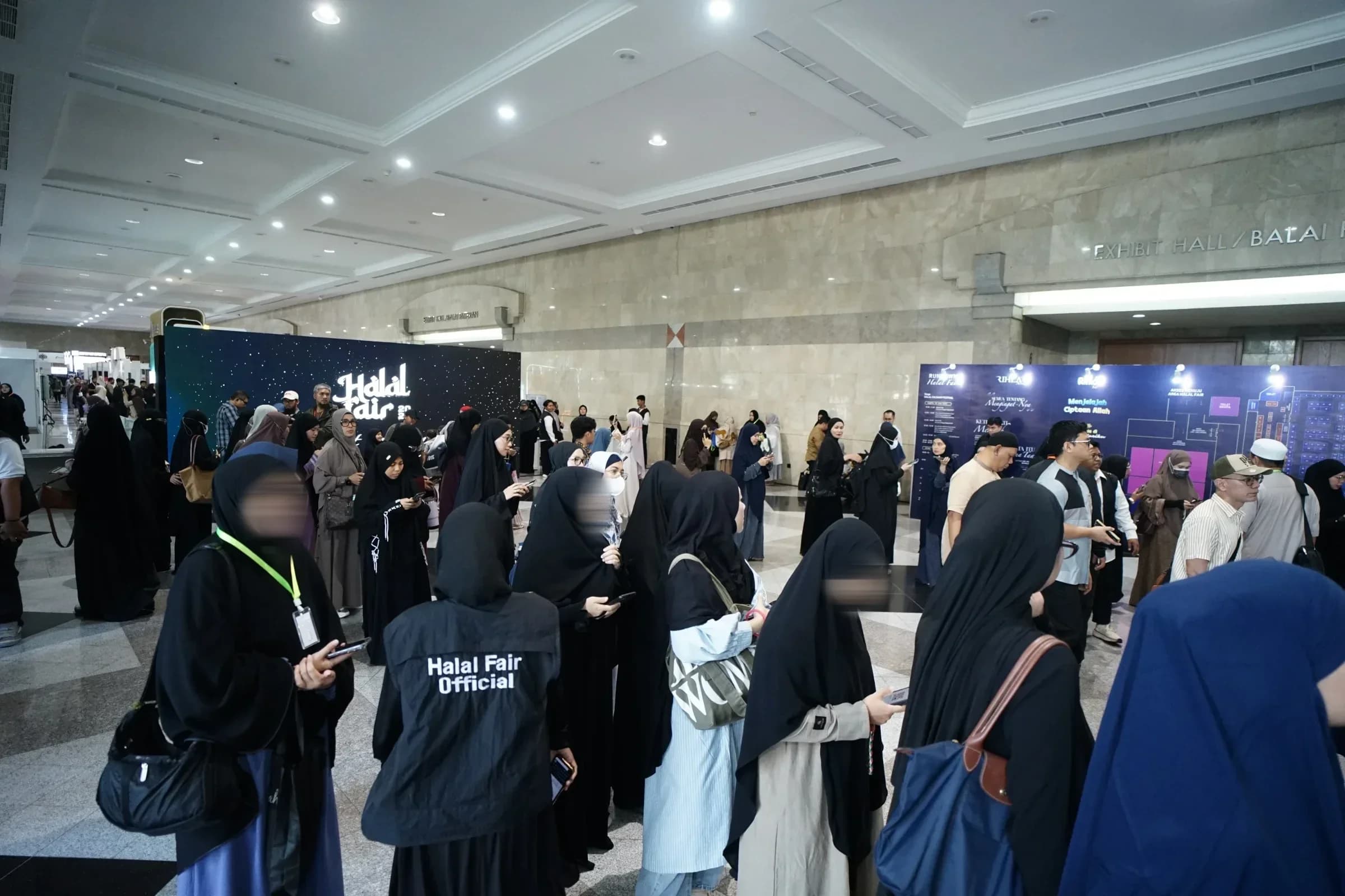 Pengunjung berjalan di antara booth pameran